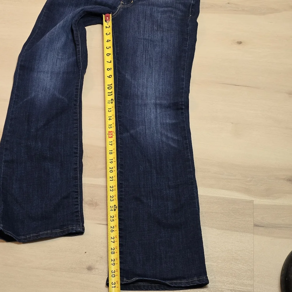 Levis Jeans Womens Size 6 W28 L32 Blue Classic Bootcut Dark Wash Denim MidRise - Picture 8 of 16